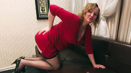  Nothing gets us more than seeing this naughty bbw housewife show off...