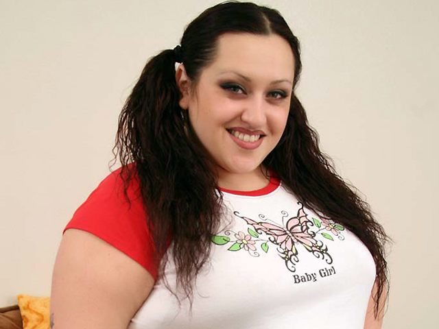  In this video, we have a sexy BBW named Emerald enjoying her first ti...