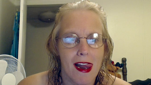  Is there anything sexier than seeing this horny mature woman work her...